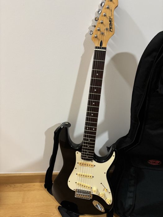 Guitarra Peavey Plus , usada poucas vezes,  vinda da inglaterra.
