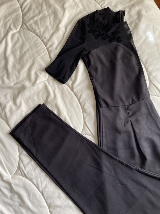 Macacão preto com transparência