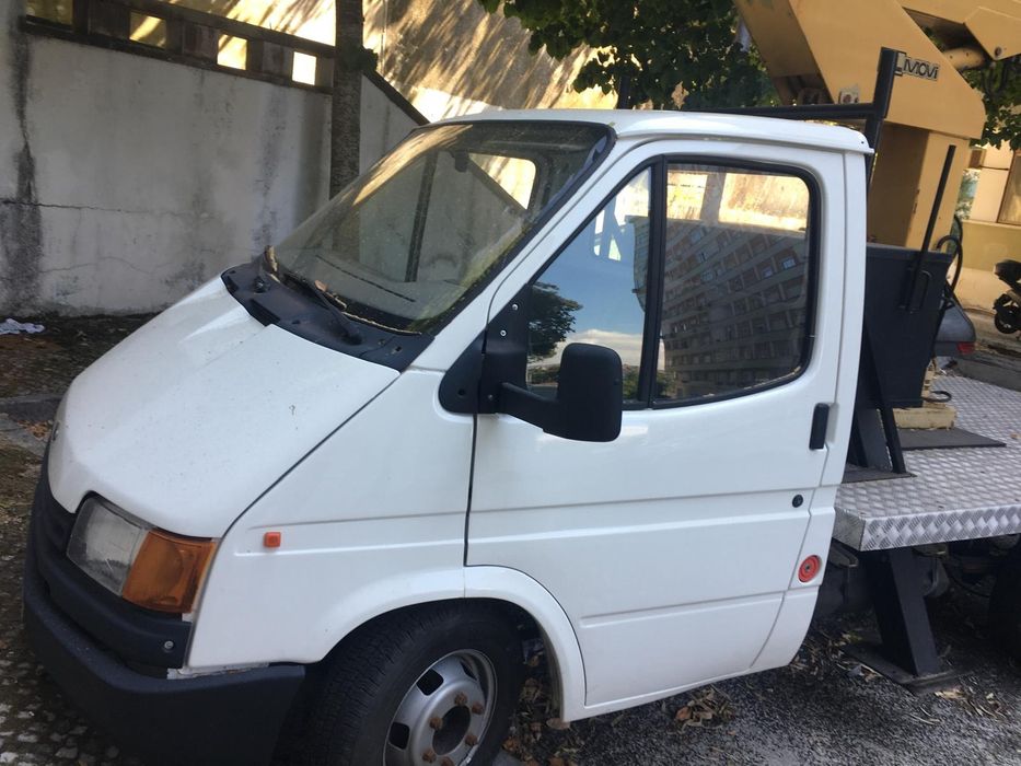 Viatura com plataforma elevatória
