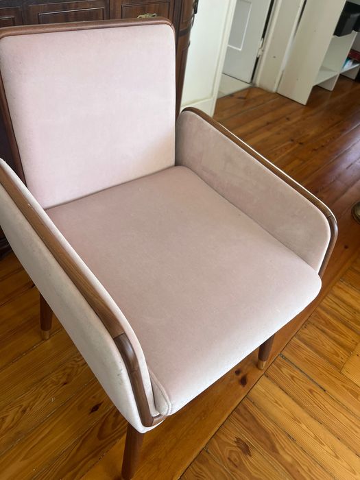 Cadeira madeira e veludo rosa suave