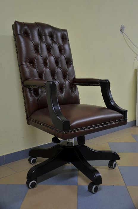 Fotel Obrotowy Chesterfield wykończenia czarne