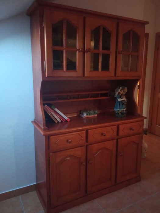 Cristaleira em pinho mel