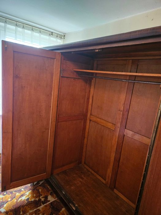 Stara drewniana szafa