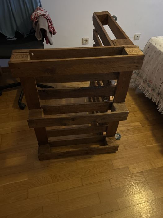 Vendo, Banco em madeira,feito com paletes, com 4 rodas