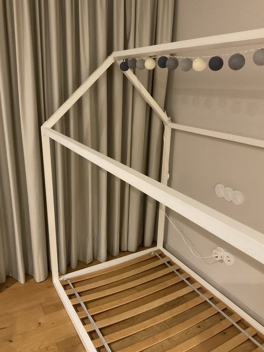 Cama de criança muito gira. Com colchão.