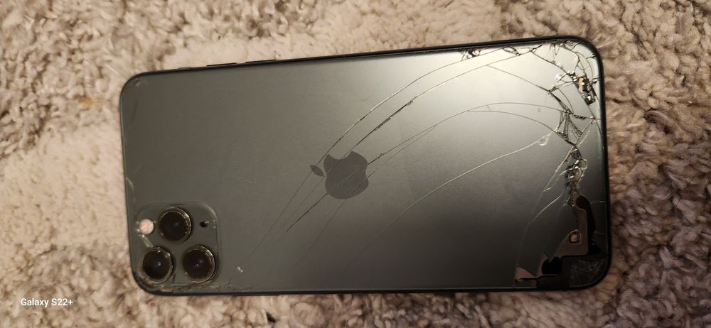 Продам IPhone на запчастини.