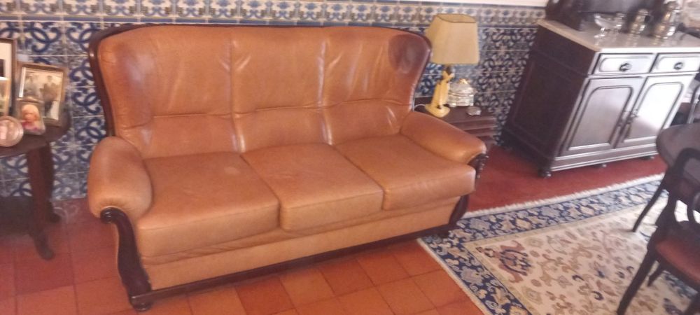 Conjunto de sofá 3 lugares +, cadeirão em pele cor camel cadeirão polt