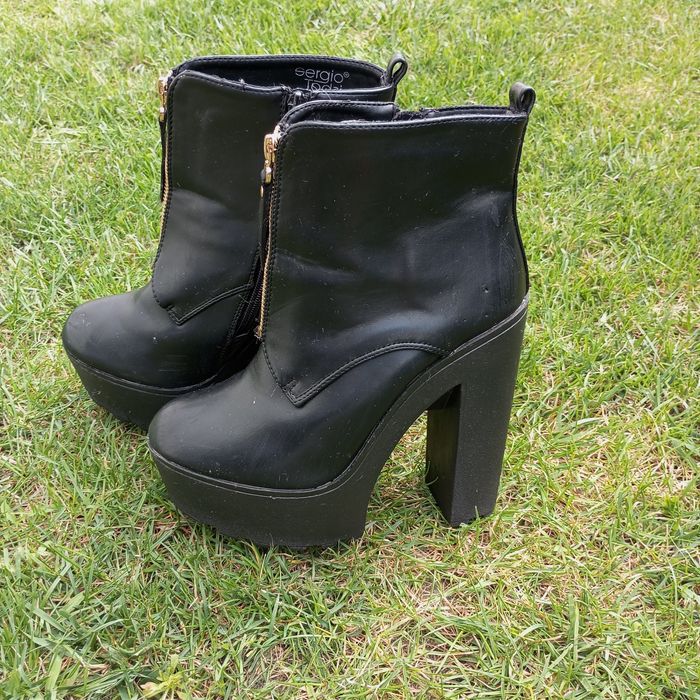 Buty na wysokiej koturnie roz 39