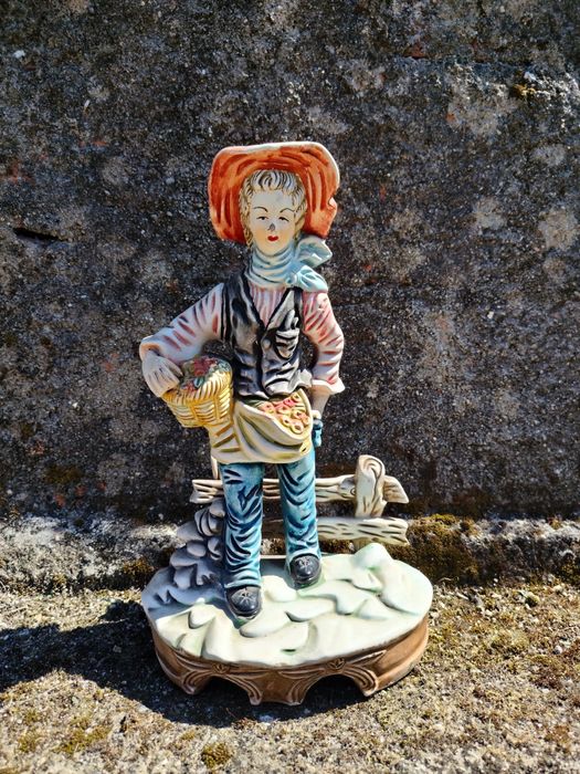 Figura antiga em barro