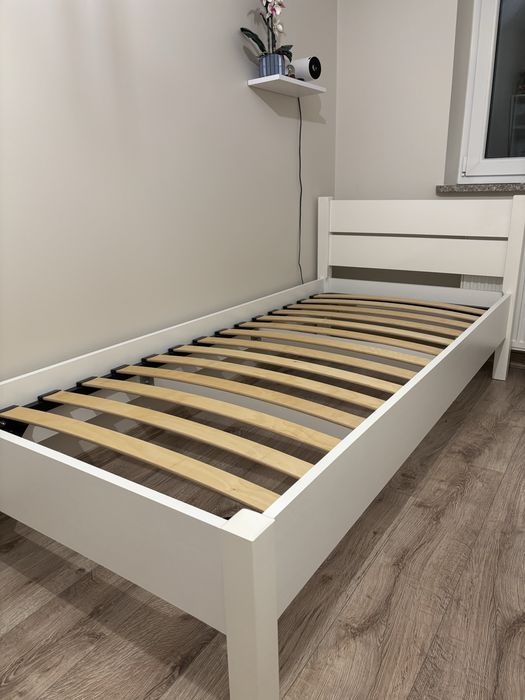 Białe łóżko jednoosobowe z materacem