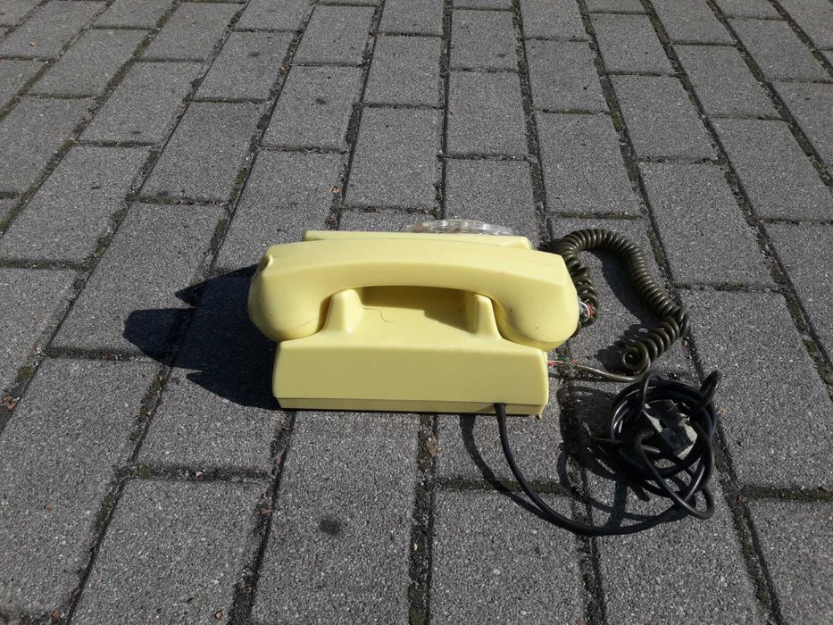 Stary telefon tarczowy z okresu PRL - u