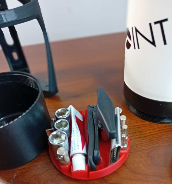 Koszyk, bidon i zestaw narzędzi do naprawy roweru/Zestaw retro 3 w 1/.