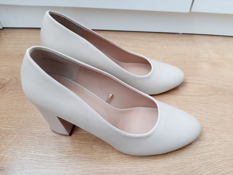 Buty beżowe Clara Barson r. 40