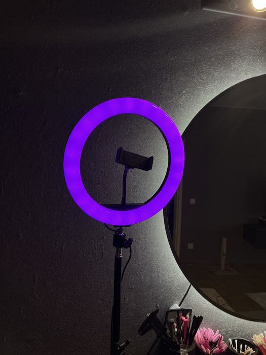 Мебель бровиста, візажиста, стіл, дзеркало та лампа