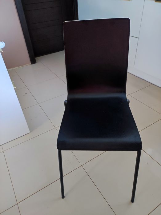 Czarne, drewniane krzesła z metalowym stelażem MARTIN  IKEA