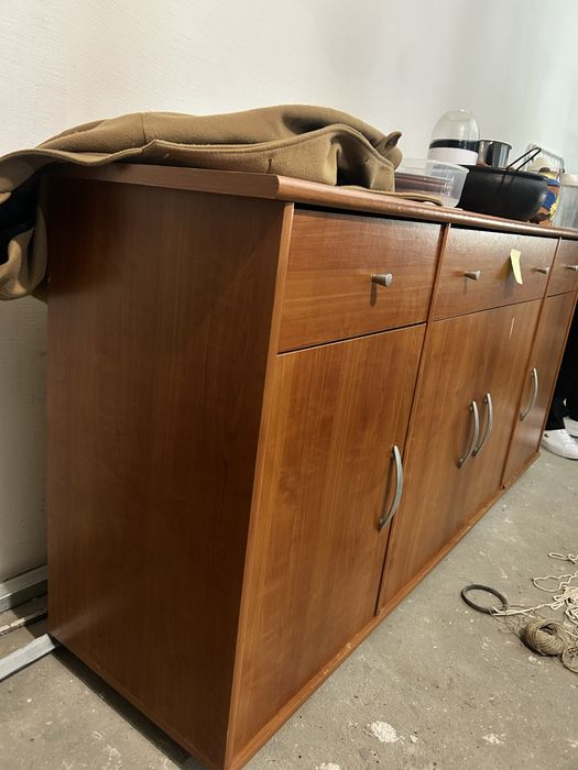 Movel em madeira com portas e gavetas