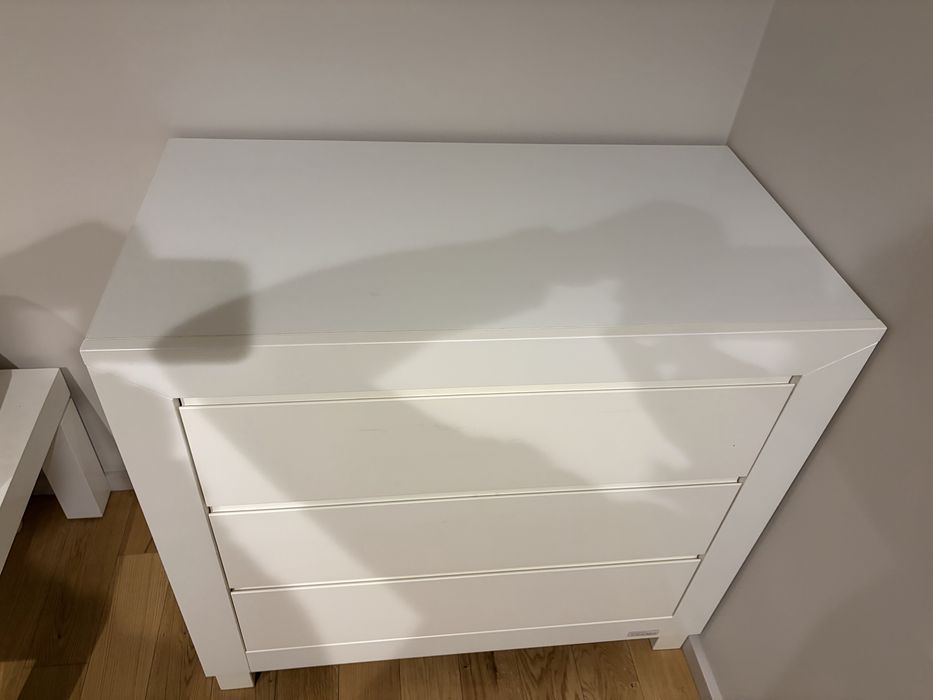 Cómoda em bom estado. Branca.