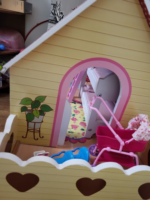 Ляльковий дерев'яний будиночок.