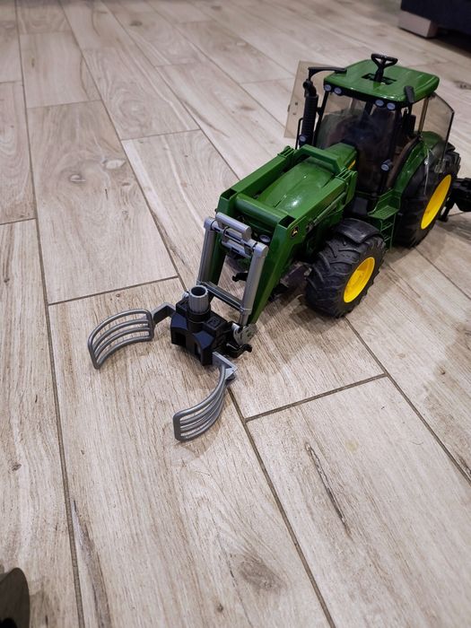 Zestaw Bruder traktor+chwytaki+przyczepy