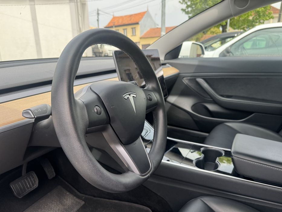 Tesla Model 3 - Standard RWD
