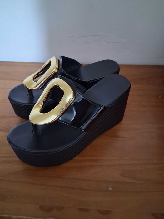 Chinelas a estrear em verniz mude o seu look