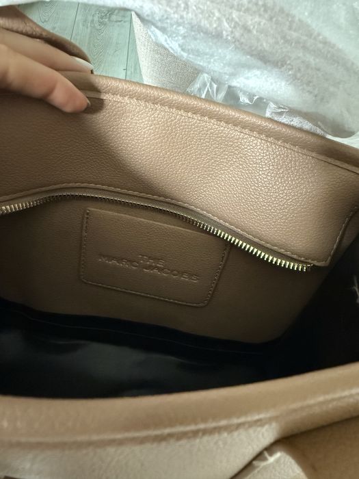 Beżowy średni A5 tote bag Marc Jacobs z logo i dlugim paskiem