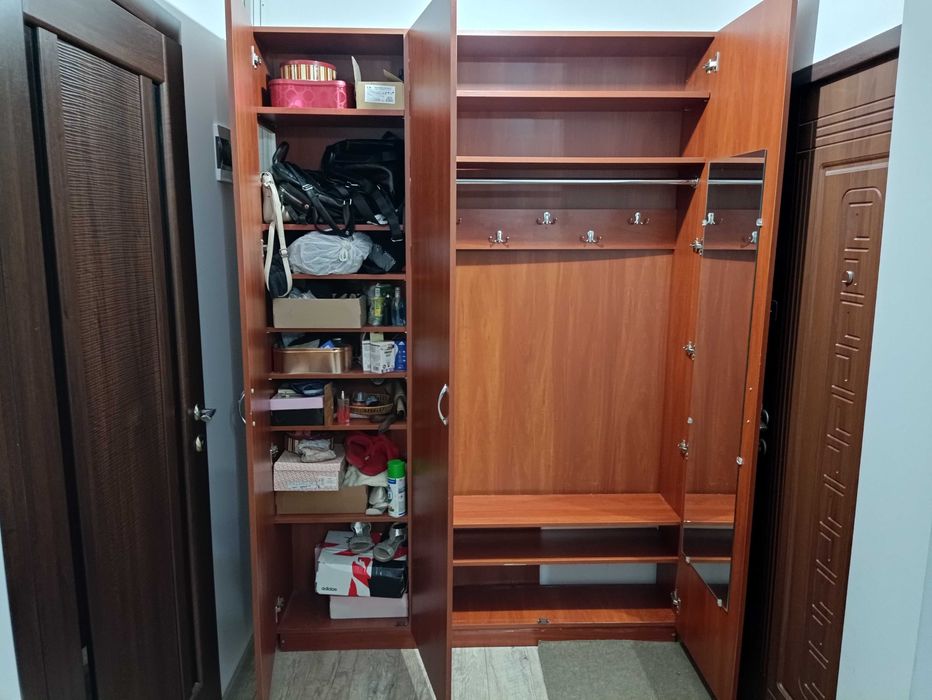 Шкаф-вішалка трьохдверний -5500грн. в.222,ш.155,г28.