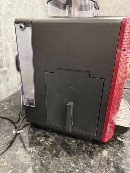 Продам кавоварку Krups EA81