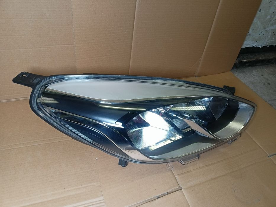 Ford Fiesta MK8 17- lampa prawy przód prawa przednia