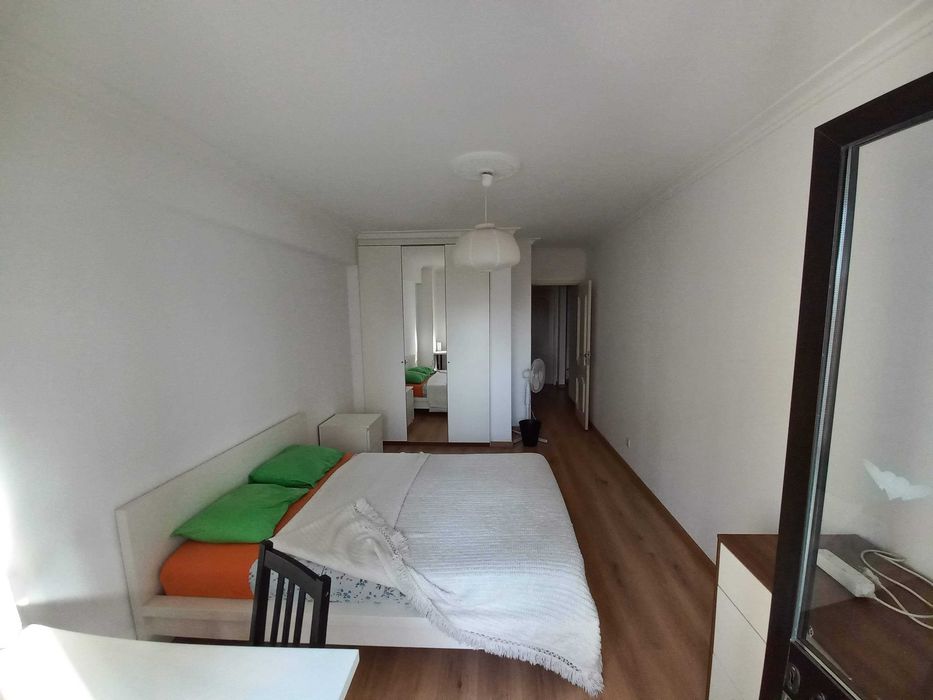 Mobília de Quarto com Colchão (Cama de Casal, Cómoda, Secretária e Mesa de Cabeceira)