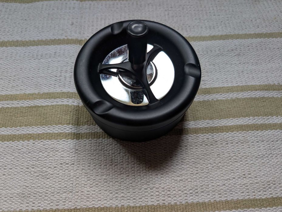 Cinzeiro Giratório Vintage em Metal — Estilo Retrô