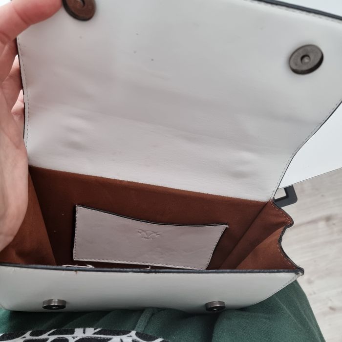 Biała torebka klamerka Pinko pasek