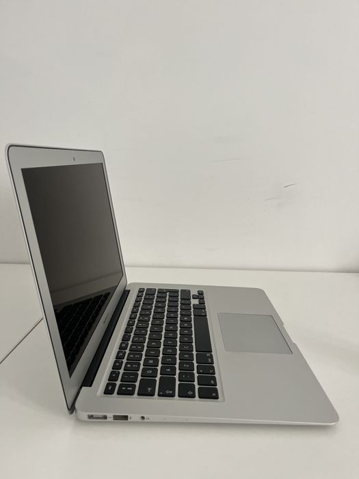 MacBook Air Apple