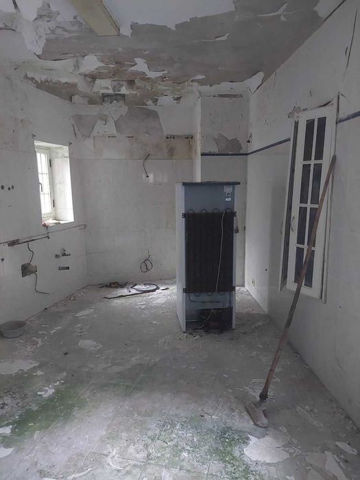 Moradia t4 interior para recuperar- toda em pedra 2 gar.,negociável