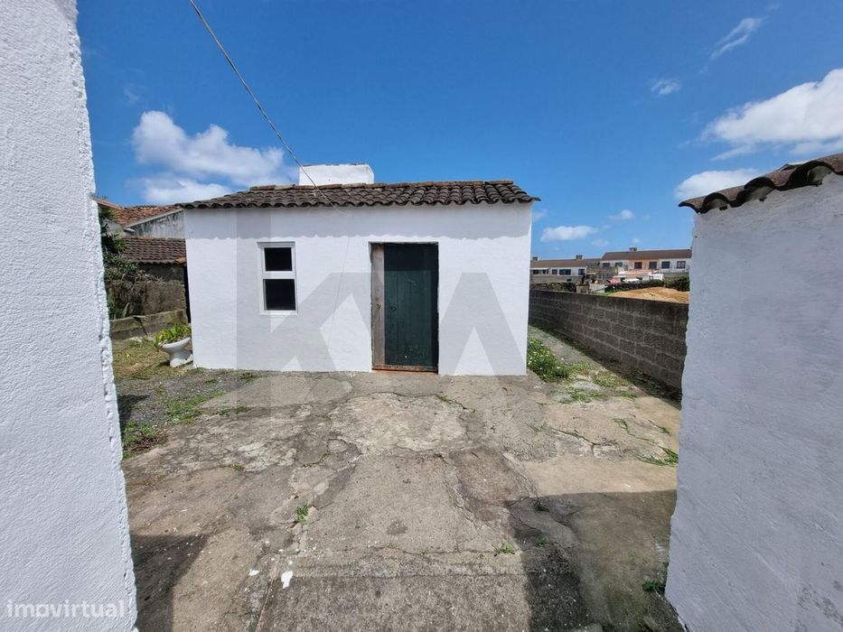 Moradia T3 + T1 Independente com Terreno em Rabo de Peixe!