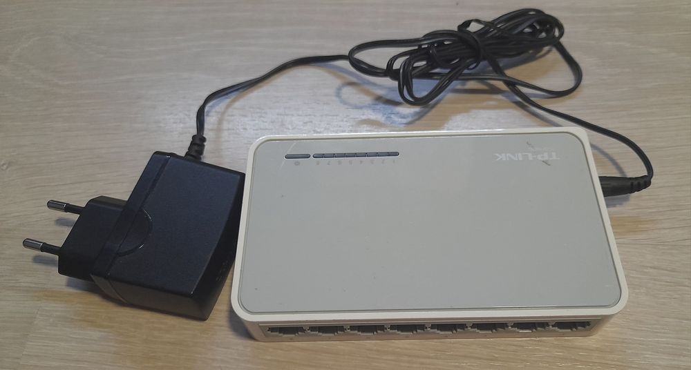 Свич TP-LINK на 8 разъёмов
