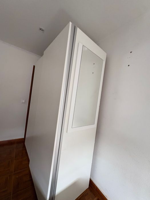 Armário com espelho e portas de correr