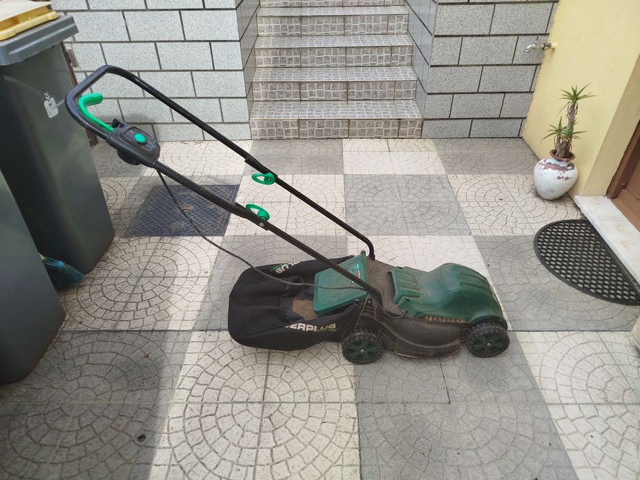 Máquina de cortar relvam