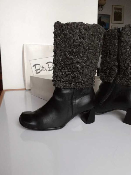 Buty ze skóry i imitacją karakuł, na lakierowanym obcasie.