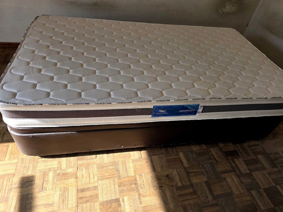 Cama sommier com arrumação