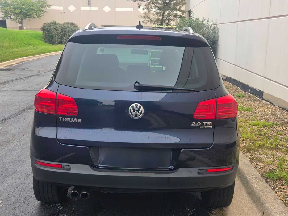 Volkswagen Tiguan Sport      2015