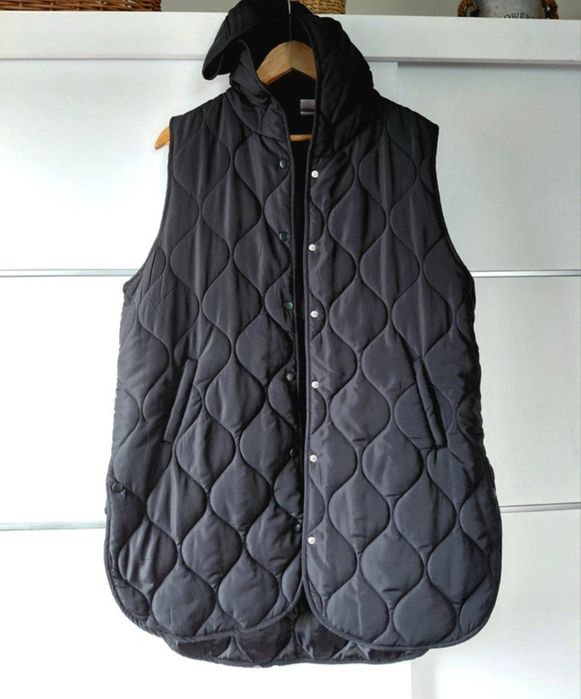 Czarny długi z kapturem bezrękawnik M