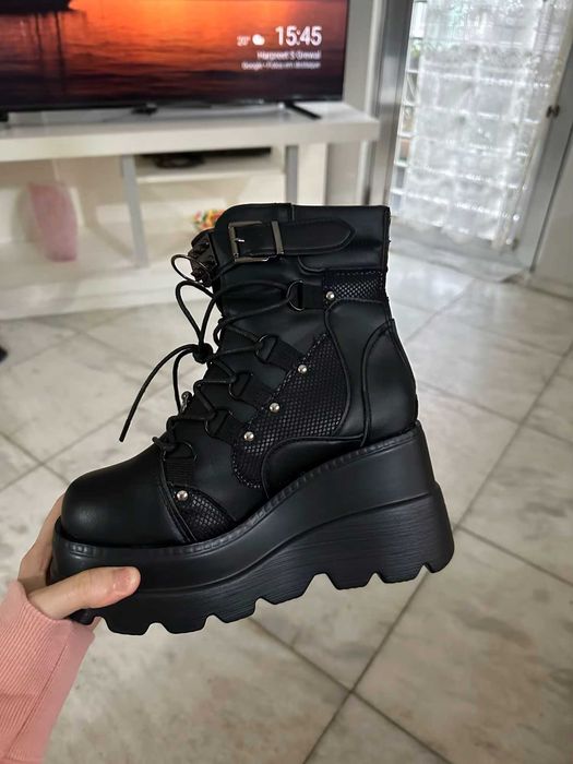 Botki na wysokiej koturnie