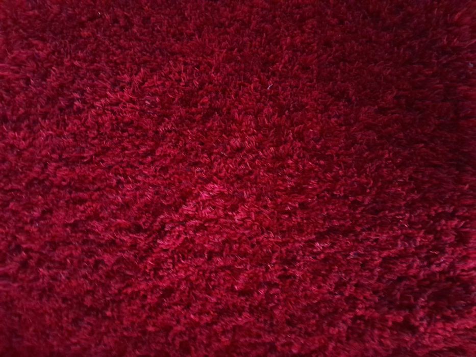 dywan czerwony włochaty
