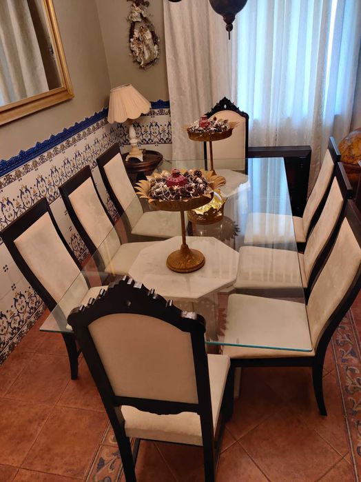 Mesa de sala em mármore e vidro + conjunto de cadeiras em madeira