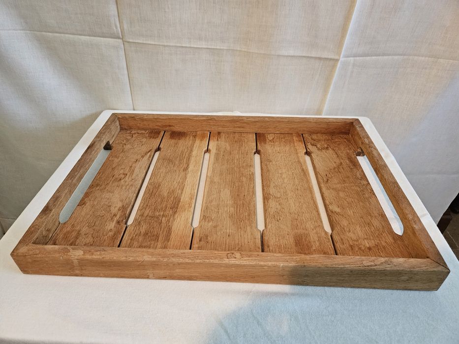 Tabuleiro de madeira em ripas