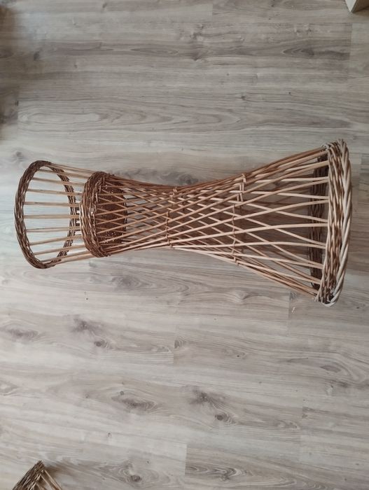 wiklinowe stojaki na parasolki