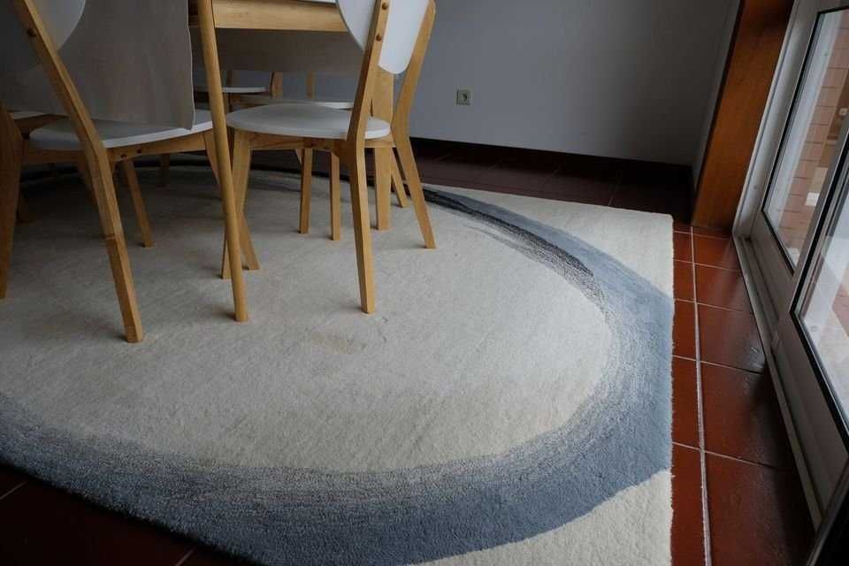 Mesa e cadeiras de sala de jantar