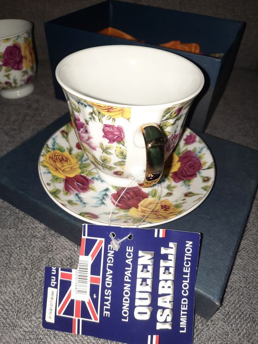 Zestaw pięknych filiżanek Queen Isabell