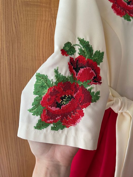 Вишите плаття червоні троянди